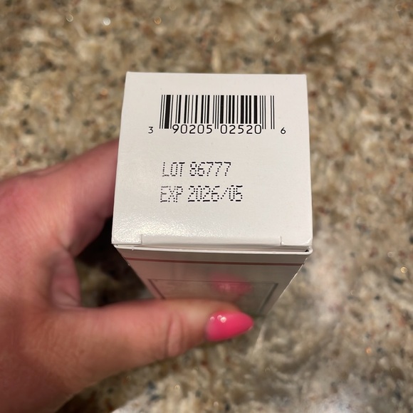 NEW EltaMD UV Clear Broad-Spectrum SPF 46 - Tinted - Picture 6 of 7